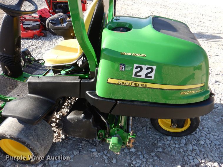 image for item LC9382 2007 John Deere 2500E Hybrid  greens mower