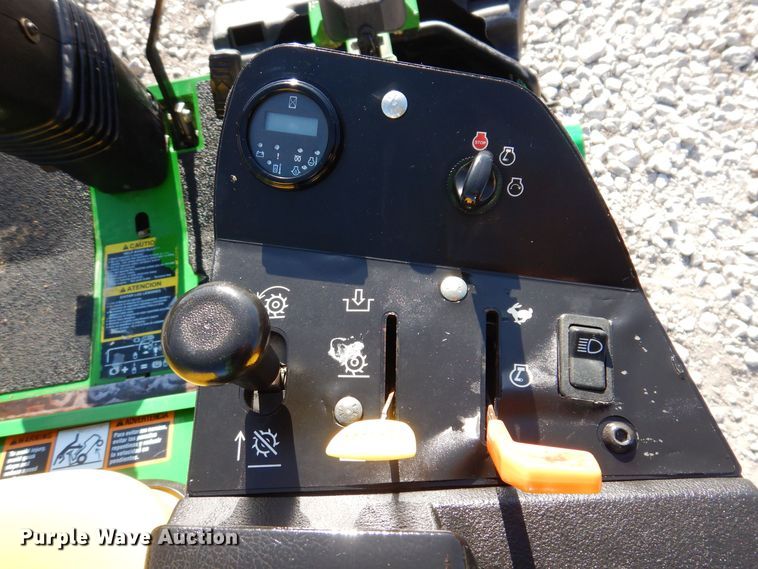 image for item LC9382 2007 John Deere 2500E Hybrid  greens mower