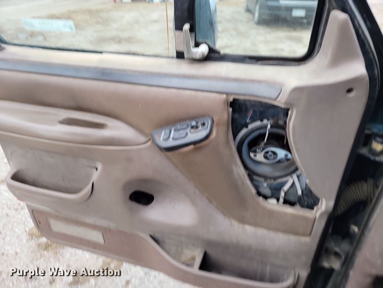 image for item LD9066 1995 Ford F150  pickup truck