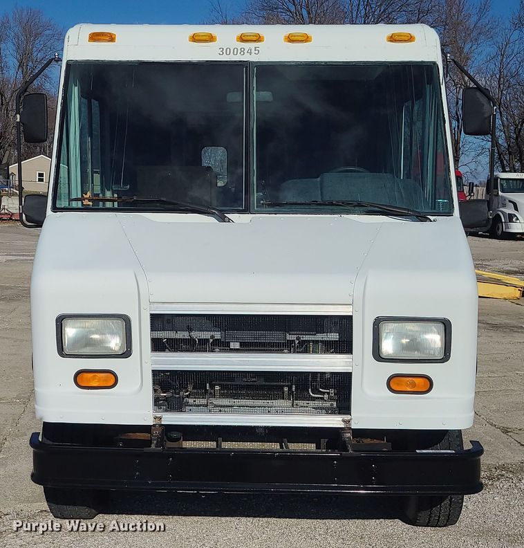 image for item LJ9398 2002 Ford E350  delivery truck