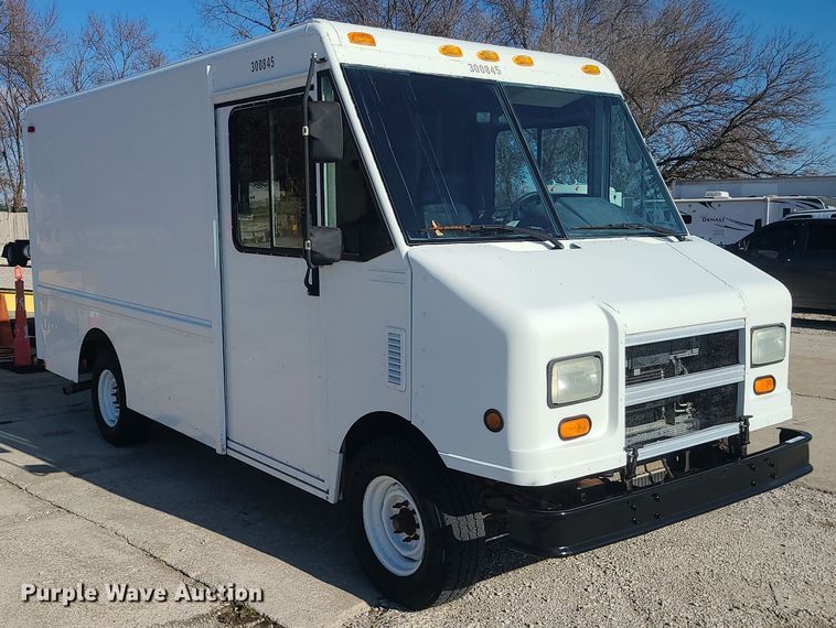 image for item LJ9398 2002 Ford E350  delivery truck