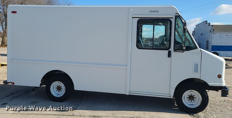 image for item LJ9398 2002 Ford E350  delivery truck