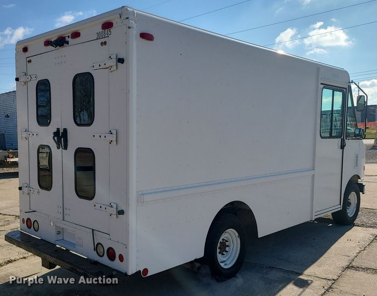 image for item LJ9398 2002 Ford E350  delivery truck