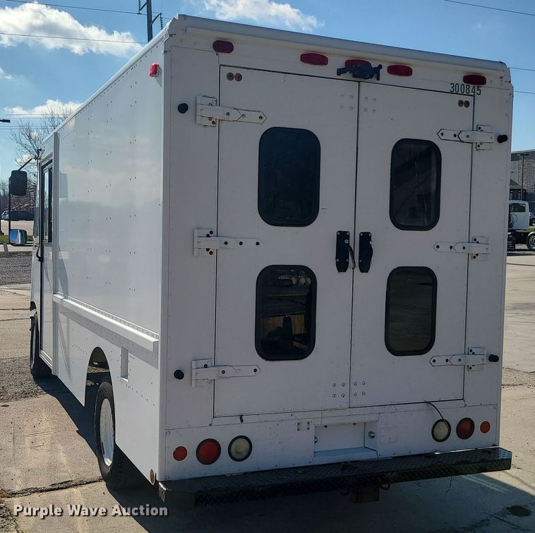 image for item LJ9398 2002 Ford E350  delivery truck