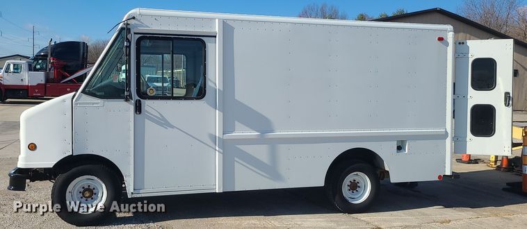 image for item LJ9398 2002 Ford E350  delivery truck