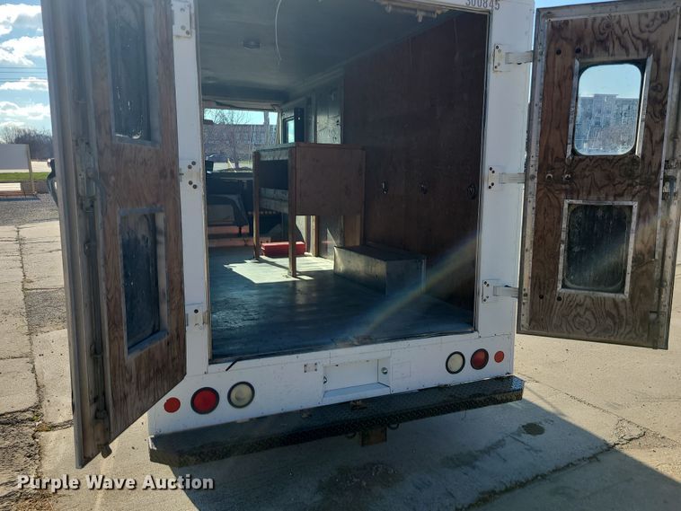 image for item LJ9398 2002 Ford E350  delivery truck