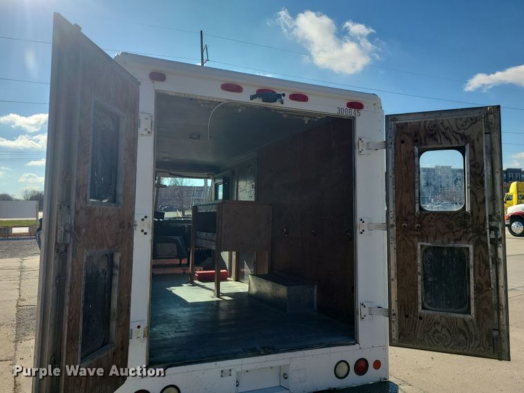 image for item LJ9398 2002 Ford E350  delivery truck