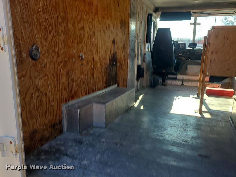 image for item LJ9398 2002 Ford E350  delivery truck