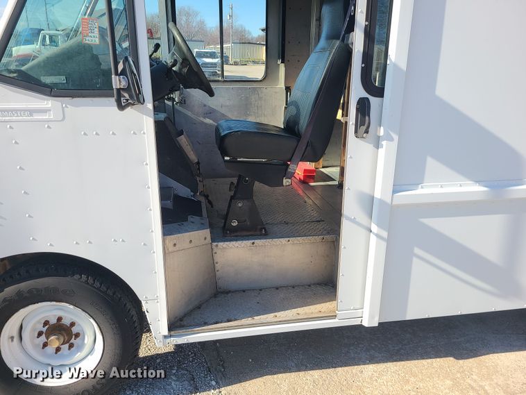 image for item LJ9398 2002 Ford E350  delivery truck