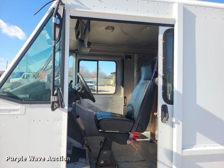 image for item LJ9398 2002 Ford E350  delivery truck