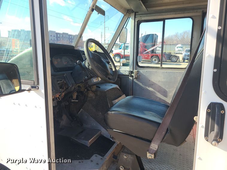 image for item LJ9398 2002 Ford E350  delivery truck