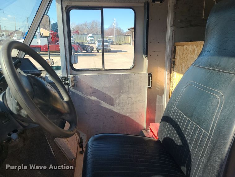 image for item LJ9398 2002 Ford E350  delivery truck