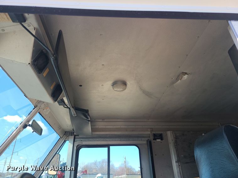 image for item LJ9398 2002 Ford E350  delivery truck