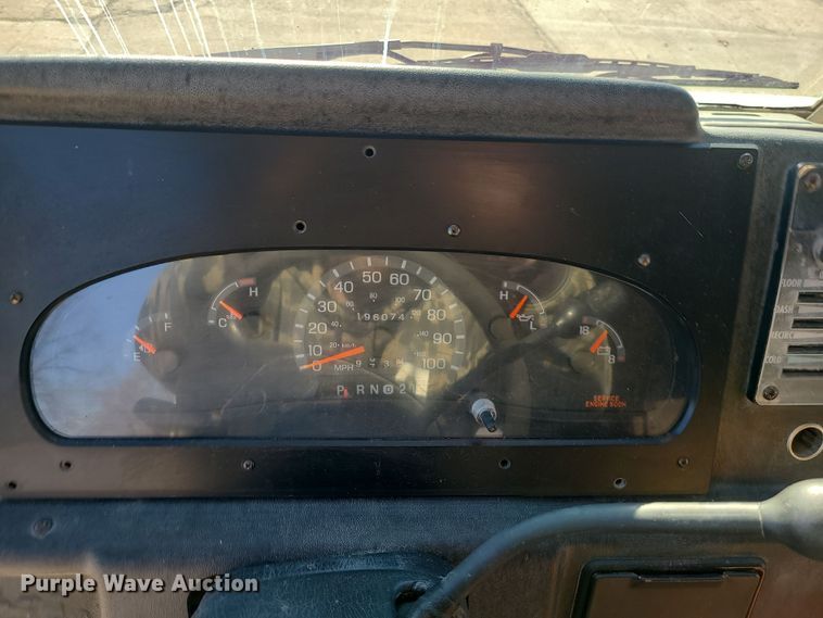 image for item LJ9398 2002 Ford E350  delivery truck