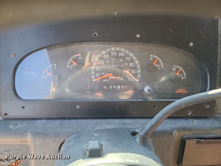 image for item LJ9398 2002 Ford E350  delivery truck