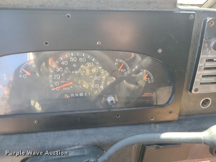 image for item LJ9398 2002 Ford E350  delivery truck