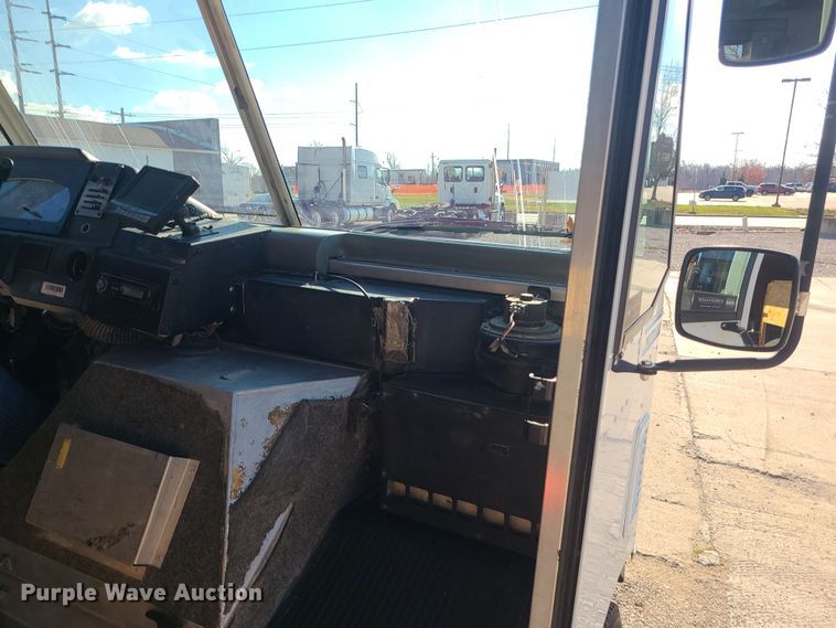 image for item LJ9398 2002 Ford E350  delivery truck