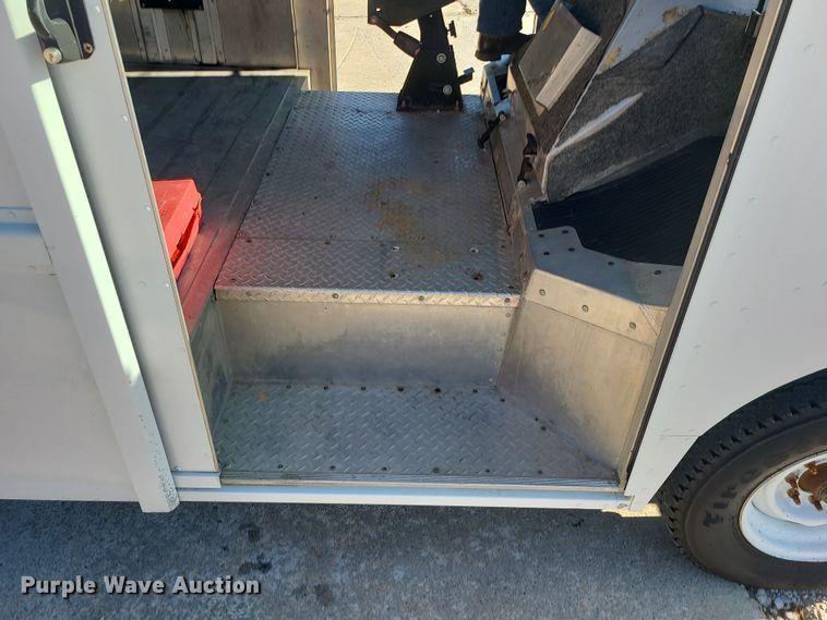 image for item LJ9398 2002 Ford E350  delivery truck