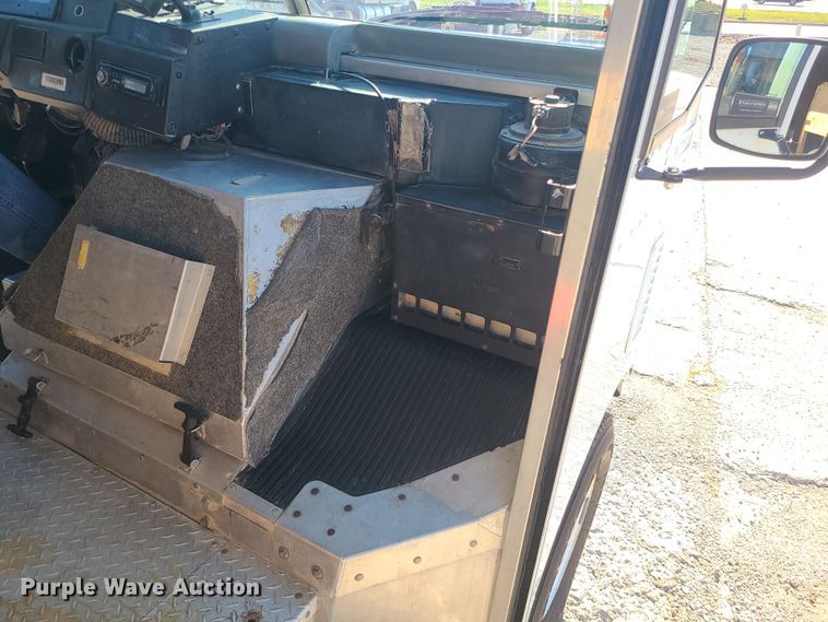 image for item LJ9398 2002 Ford E350  delivery truck