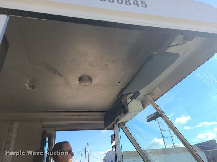 image for item LJ9398 2002 Ford E350  delivery truck