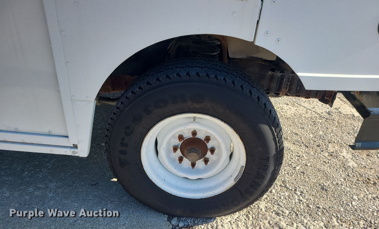 image for item LJ9398 2002 Ford E350  delivery truck