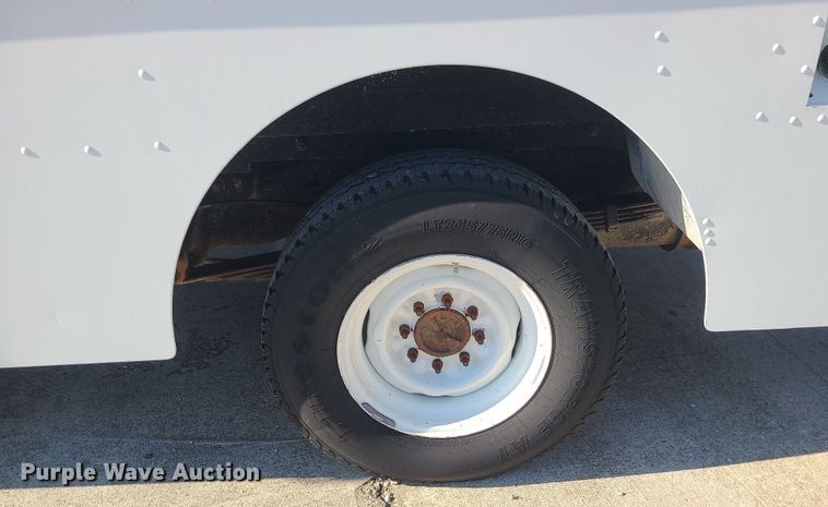 image for item LJ9398 2002 Ford E350  delivery truck