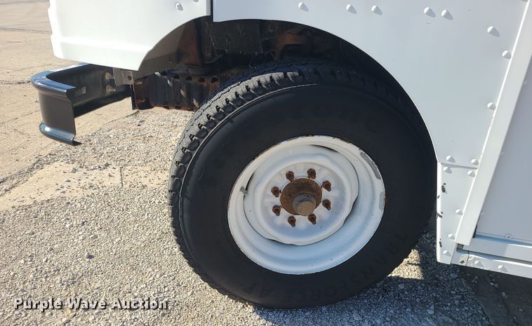 image for item LJ9398 2002 Ford E350  delivery truck