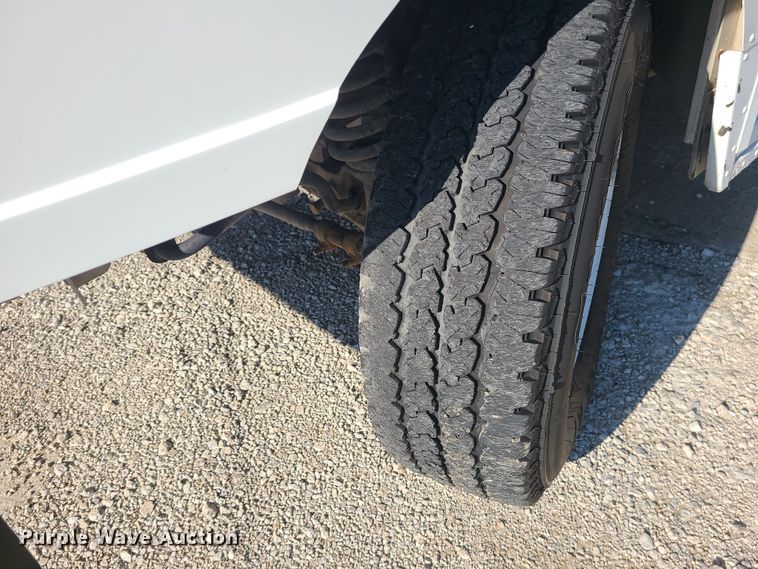 image for item LJ9398 2002 Ford E350  delivery truck