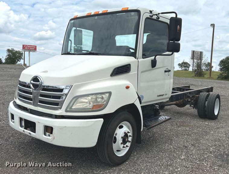 image for item LV9037 2010 Hino 185  truck cab and chassis