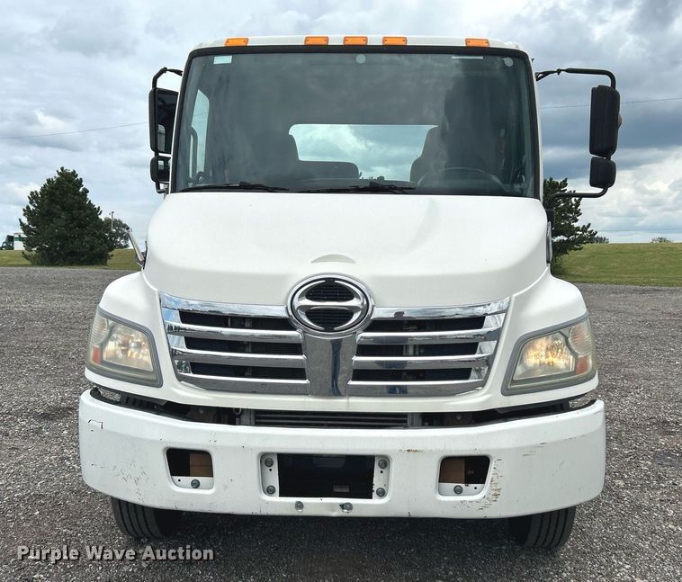 image for item LV9037 2010 Hino 185  truck cab and chassis