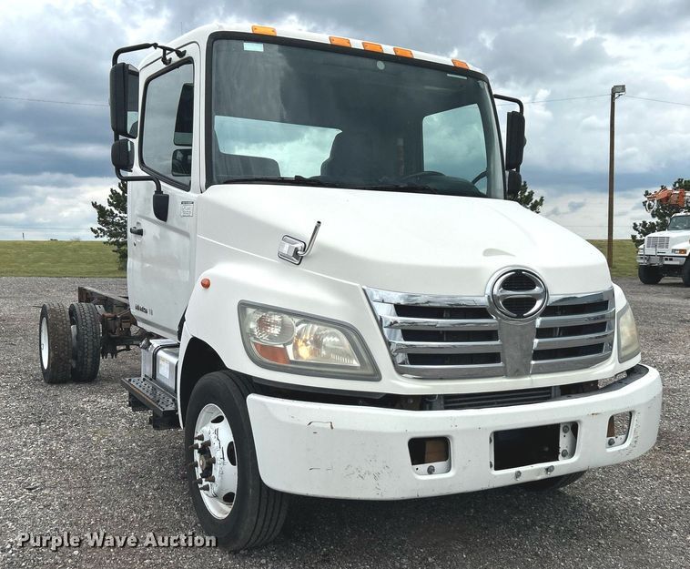 image for item LV9037 2010 Hino 185  truck cab and chassis