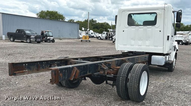 image for item LV9037 2010 Hino 185  truck cab and chassis
