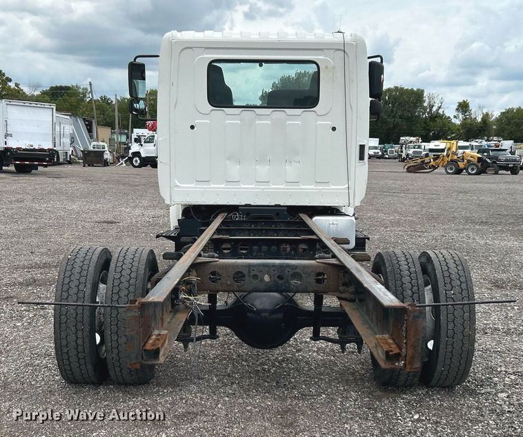 image for item LV9037 2010 Hino 185  truck cab and chassis
