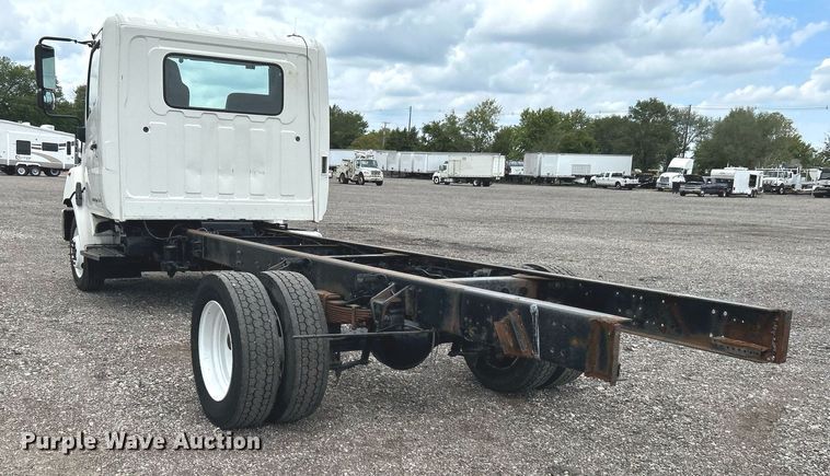 image for item LV9037 2010 Hino 185  truck cab and chassis