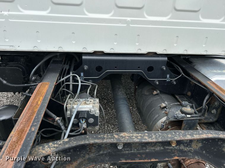 image for item LV9037 2010 Hino 185  truck cab and chassis