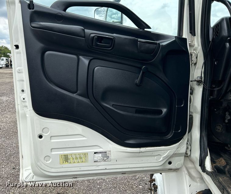 image for item LV9037 2010 Hino 185  truck cab and chassis