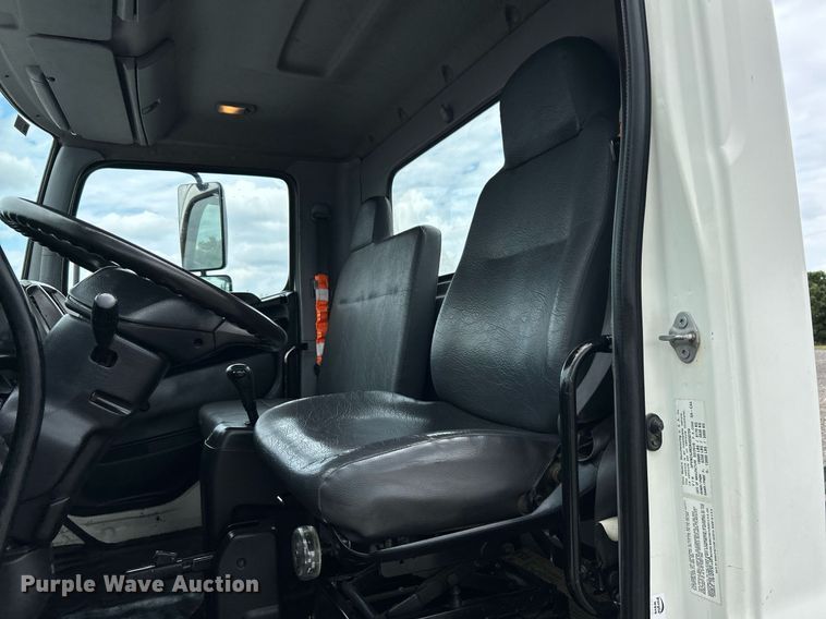 image for item LV9037 2010 Hino 185  truck cab and chassis