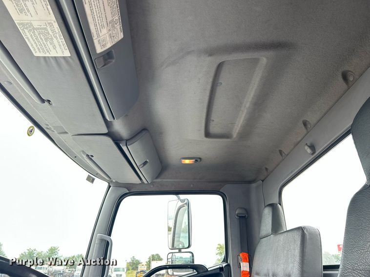 image for item LV9037 2010 Hino 185  truck cab and chassis