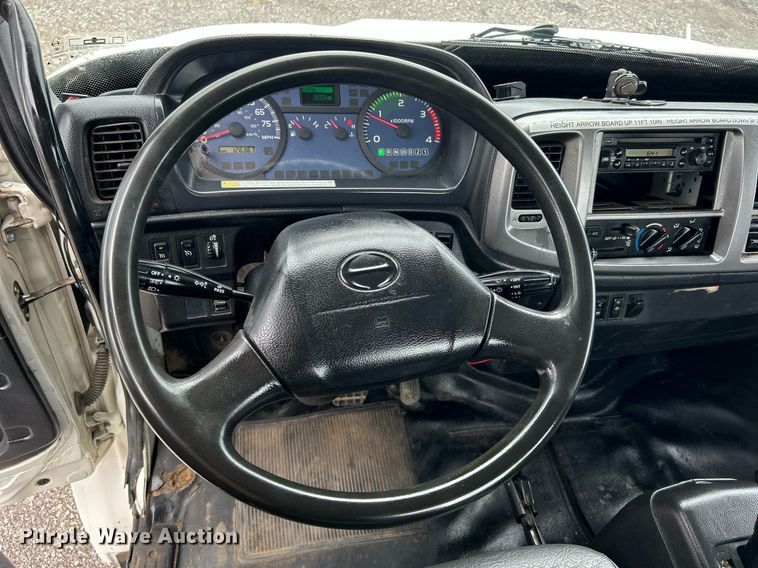 image for item LV9037 2010 Hino 185  truck cab and chassis