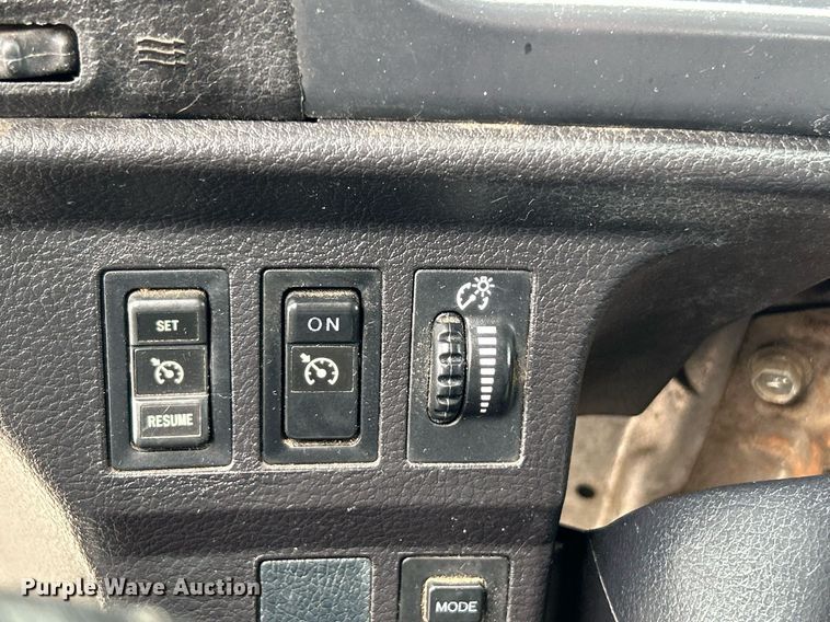 image for item LV9037 2010 Hino 185  truck cab and chassis