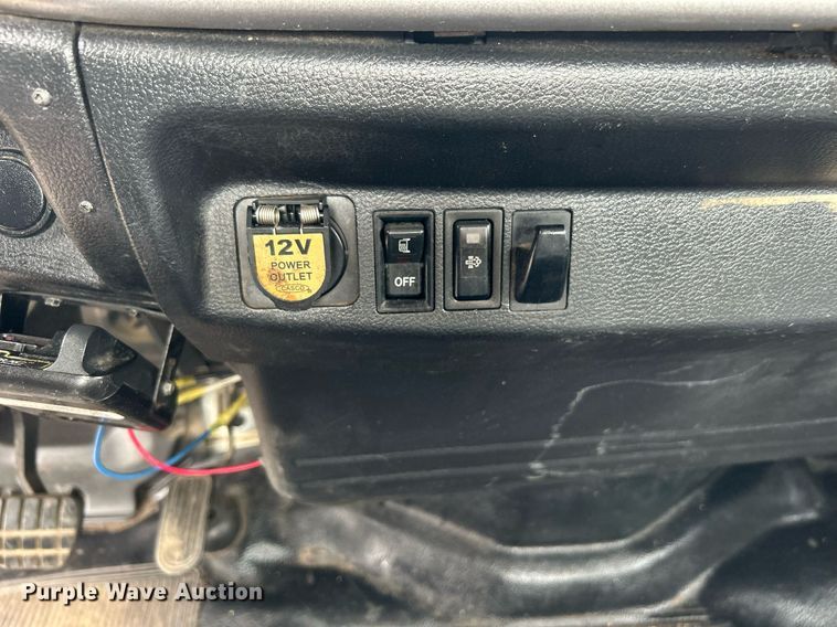 image for item LV9037 2010 Hino 185  truck cab and chassis