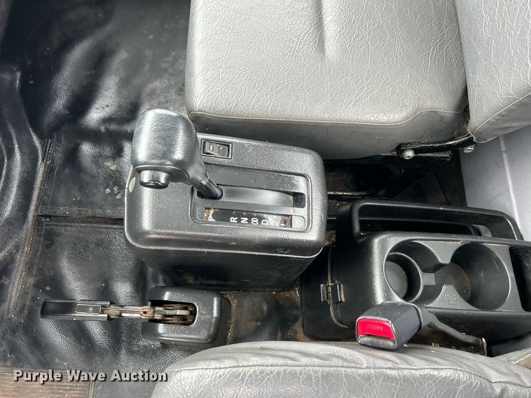 image for item LV9037 2010 Hino 185  truck cab and chassis