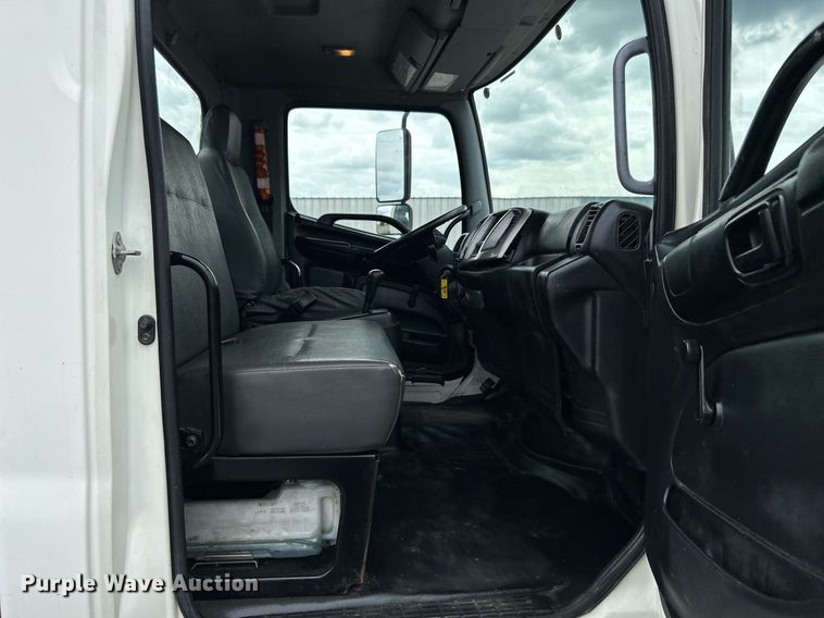 image for item LV9037 2010 Hino 185  truck cab and chassis