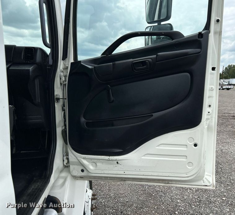 image for item LV9037 2010 Hino 185  truck cab and chassis