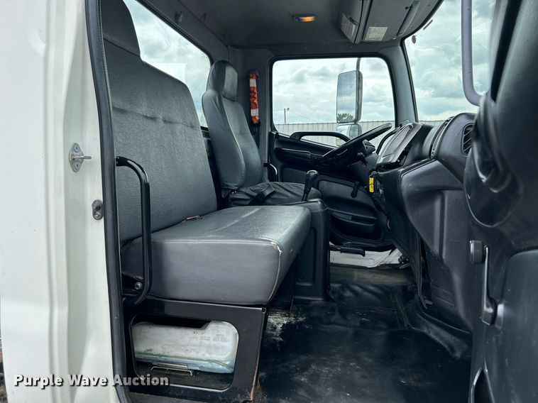 image for item LV9037 2010 Hino 185  truck cab and chassis