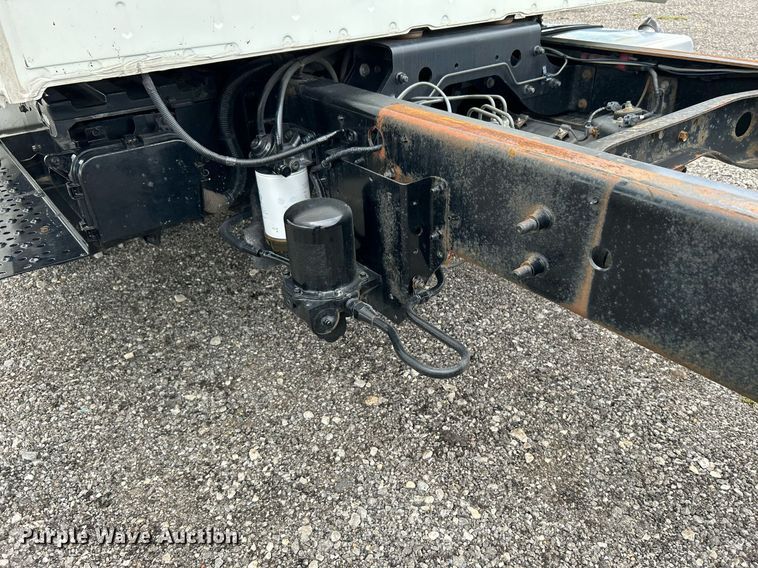 image for item LV9037 2010 Hino 185  truck cab and chassis