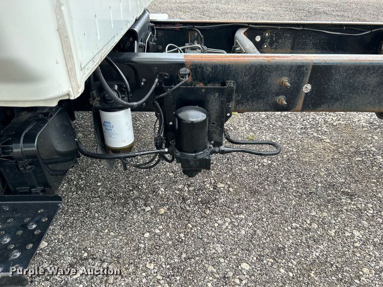 image for item LV9037 2010 Hino 185  truck cab and chassis