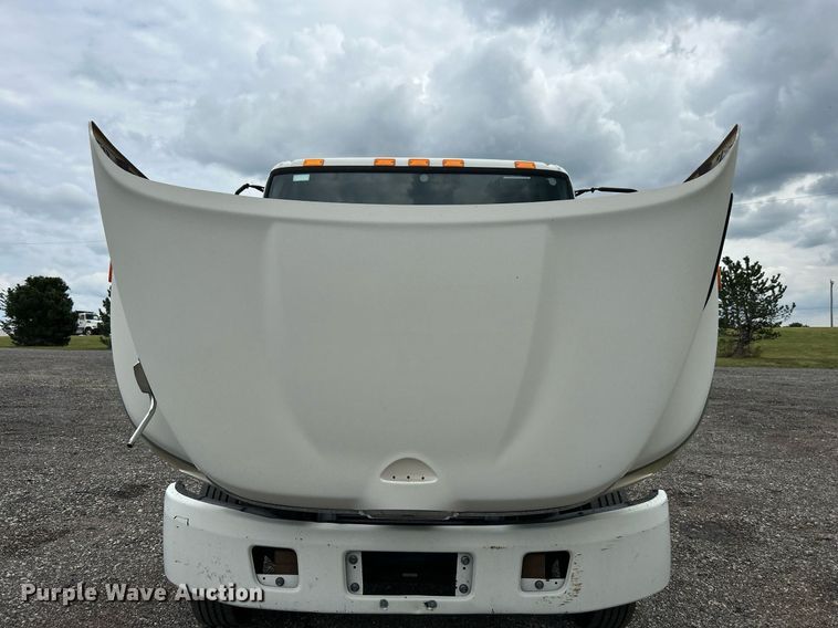 image for item LV9037 2010 Hino 185  truck cab and chassis