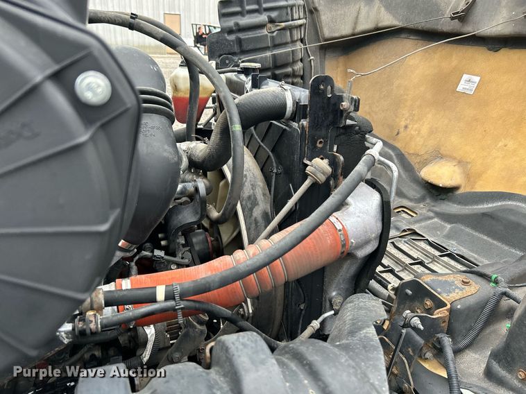 image for item LV9037 2010 Hino 185  truck cab and chassis