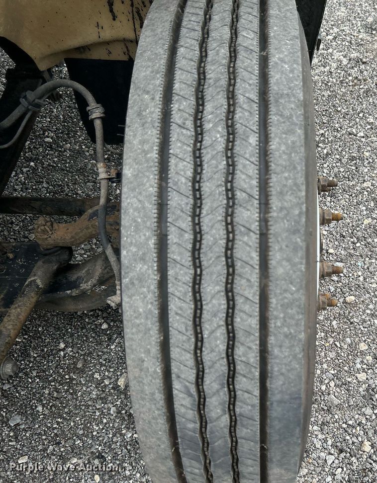 image for item LV9037 2010 Hino 185  truck cab and chassis